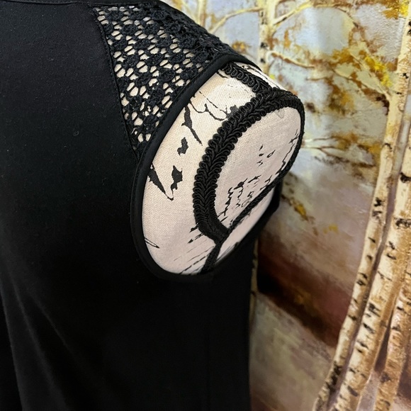 EUC LOFT Comfy, Sleeveless Top, Pretty Front & Shoulder detailing. - Picture 4 of 9